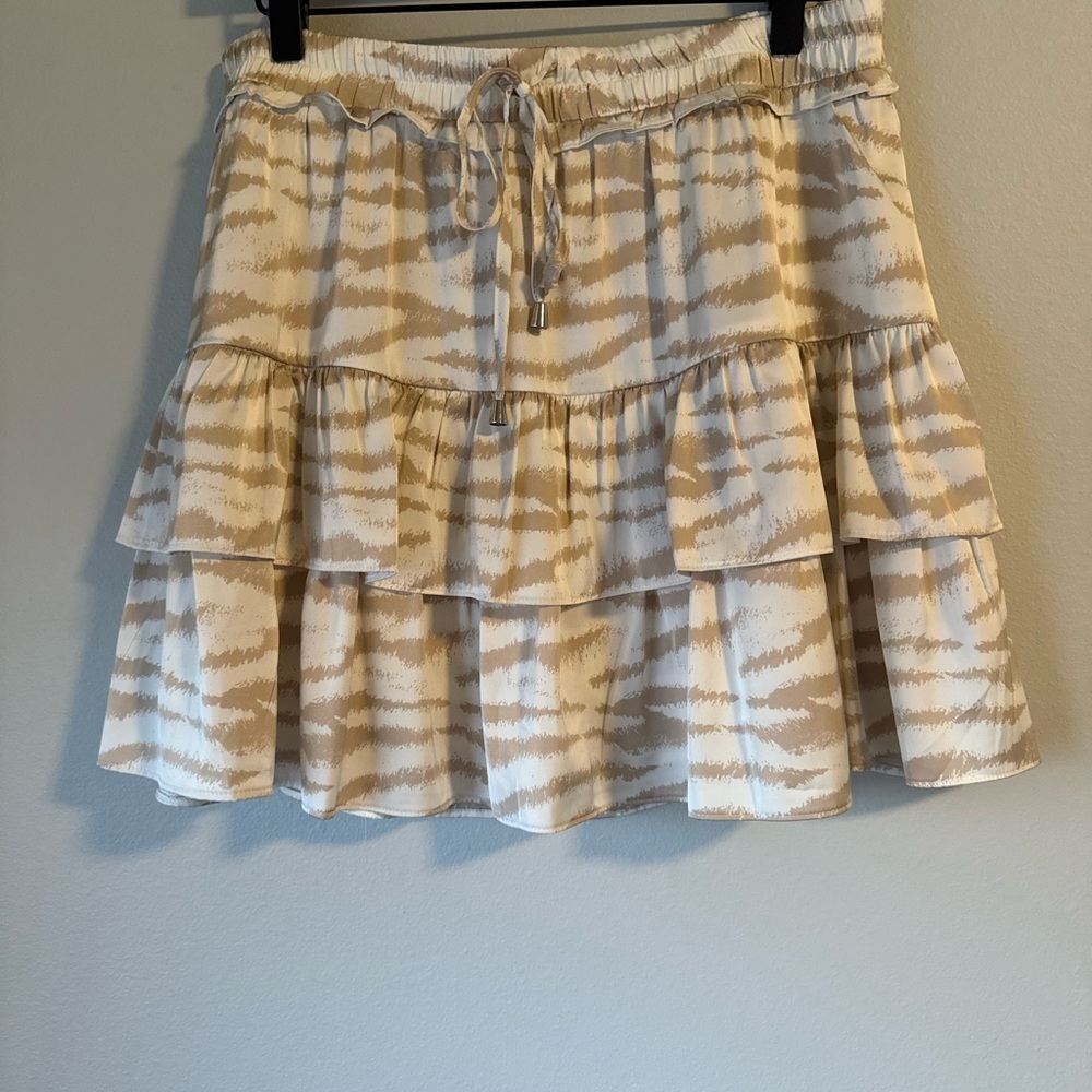 Entro Tiered Ruffled Cream and Tan Patterned Skort